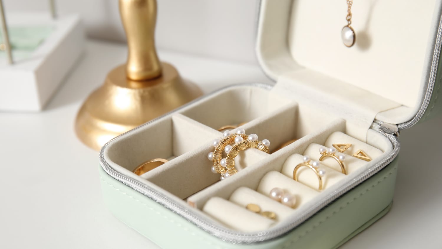 Cleaning gold jewelry with baking soda and aluminum foil 2025